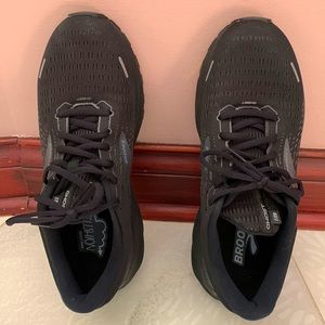 Mens Brooks Athletic shoes size 9.5 US 43 EU